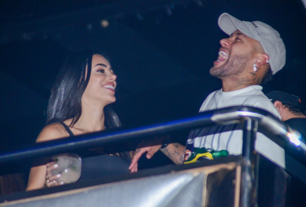 Neymar e Bruna Biancardi se divertem em show do Thiaguinho — Foto: AgNews