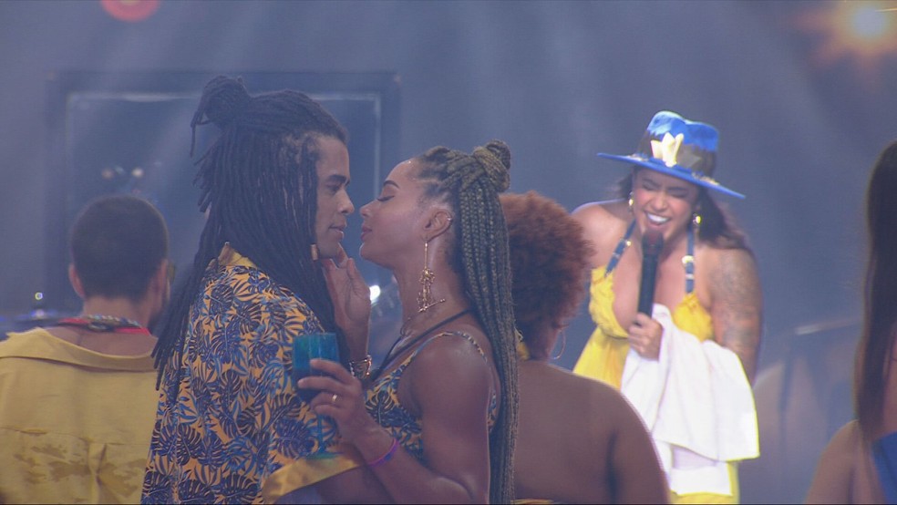Lauana Prado canta 'Cobaia' e pede beijo de Aline e Diogo Almeida