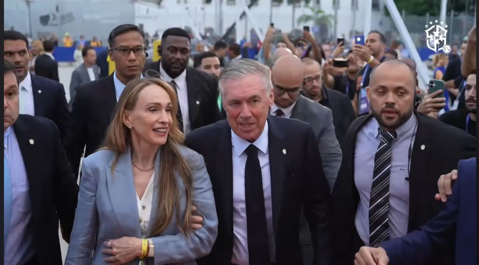 Mariann McClay, esposa de Carlo Ancelotti, escolhe bolsa de alto luxo de R$ 160 mil para Convocação da Seleção