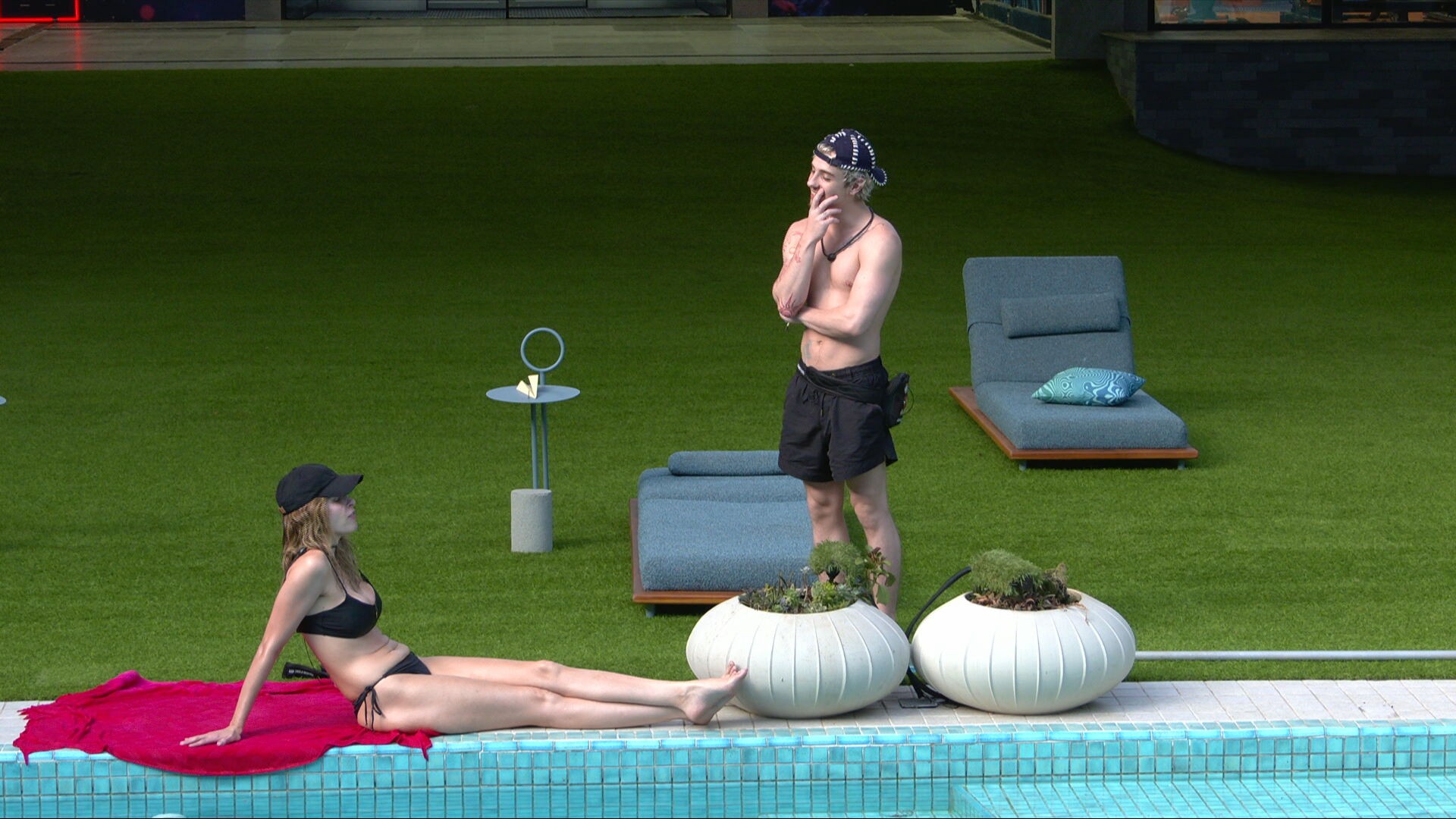 Ana Paula convida Juliano Floss para pular na piscina se voltarem juntos do Paredão