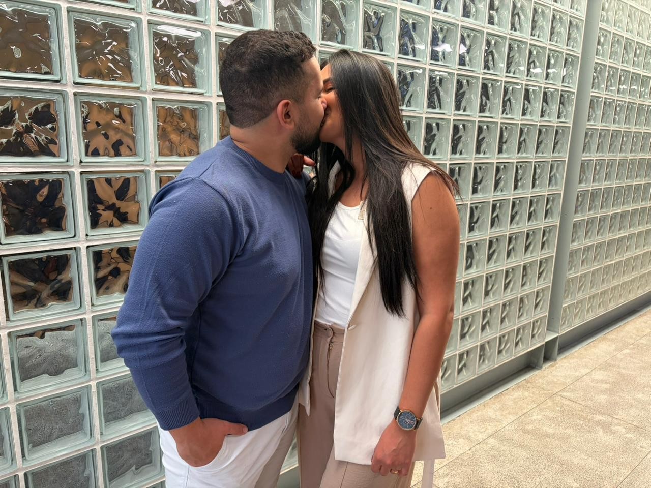 Janício reencontra esposa e relembra início da relação: 'Amor à primeira vista'