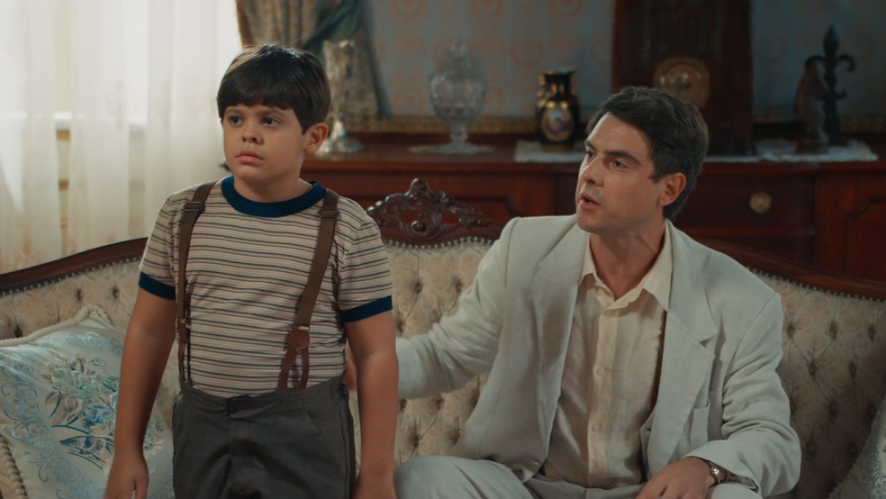 Simbá descobre que Samir é filho de Candinho em Êta Mundo Melhor! — Foto: Globo