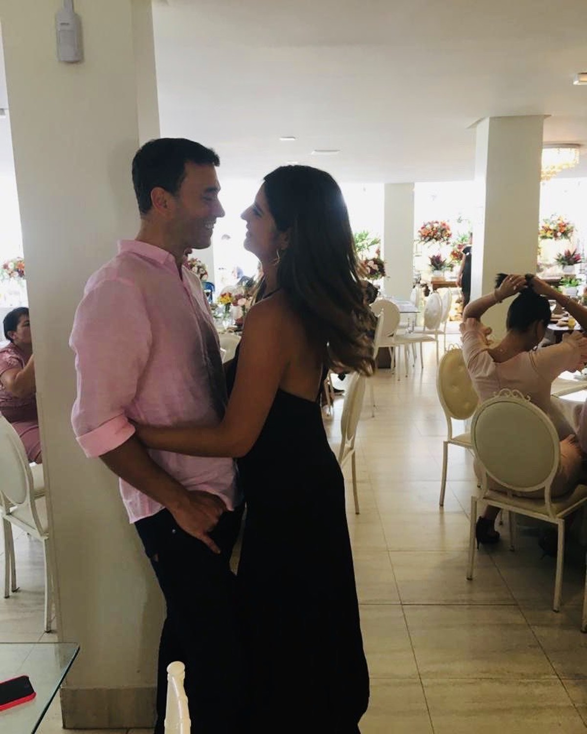 André Rizek mostra presente de jornalista para gêmeos com Andréia Sadi ...