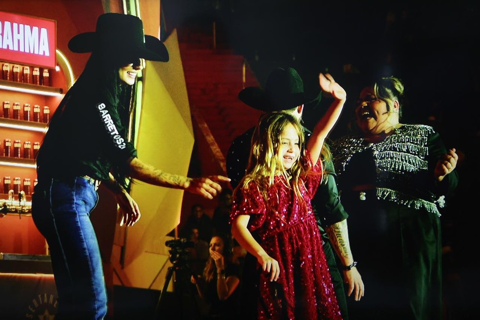 Ana Castela com Helena — Foto: Fabiano Battaglin/gshow