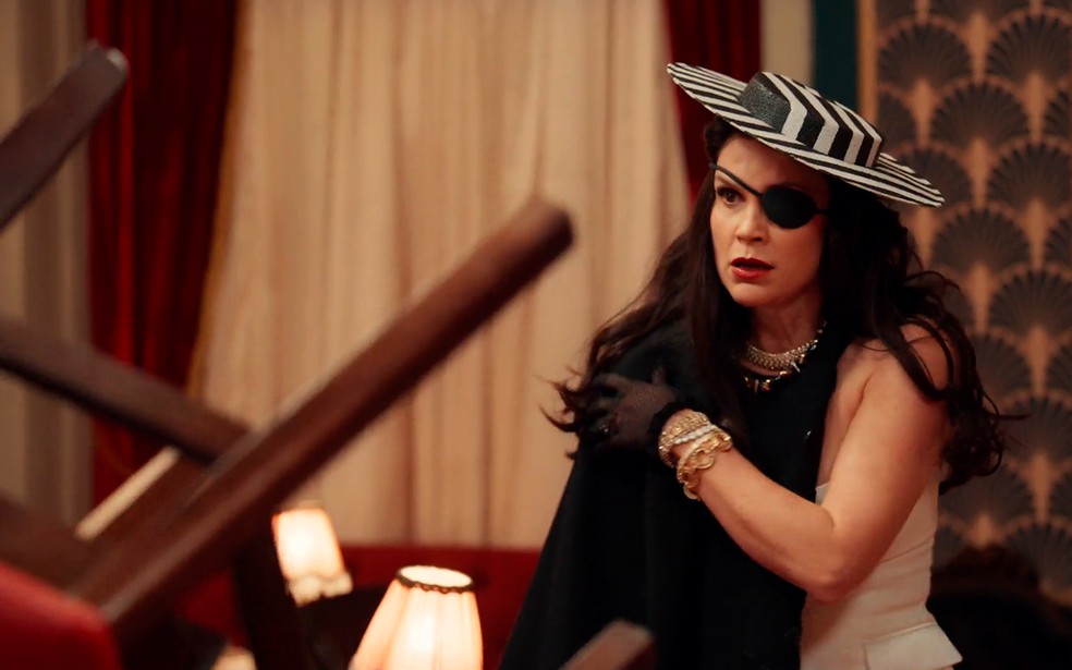 Sandra (Flávia Alessandra) fica furiosa ao ver que Policarpo não está na jaula - Êta Mundo Melhor! — Foto: Globo