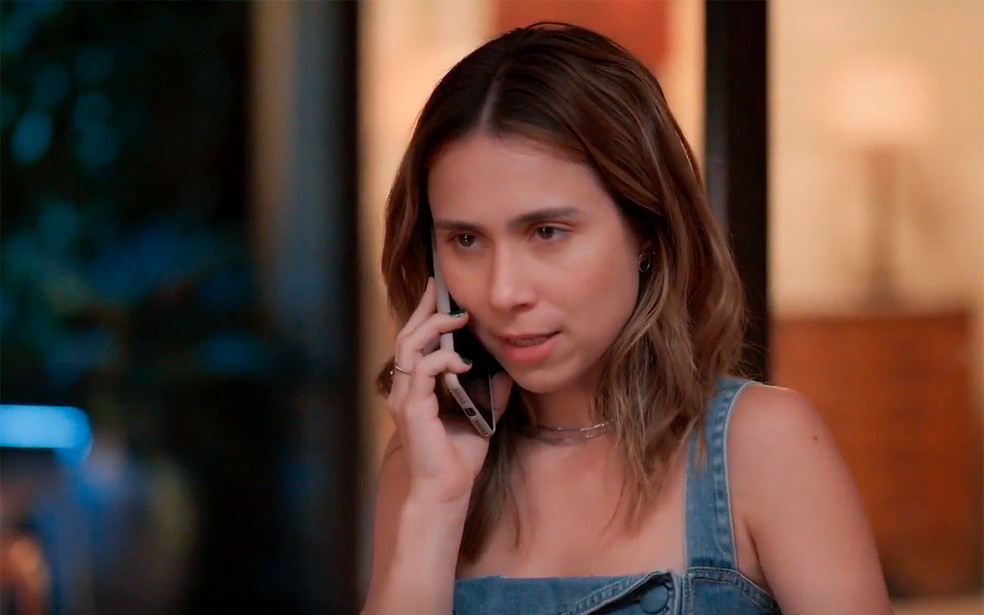 Lucélia encontra dinheiro — Foto: Globo