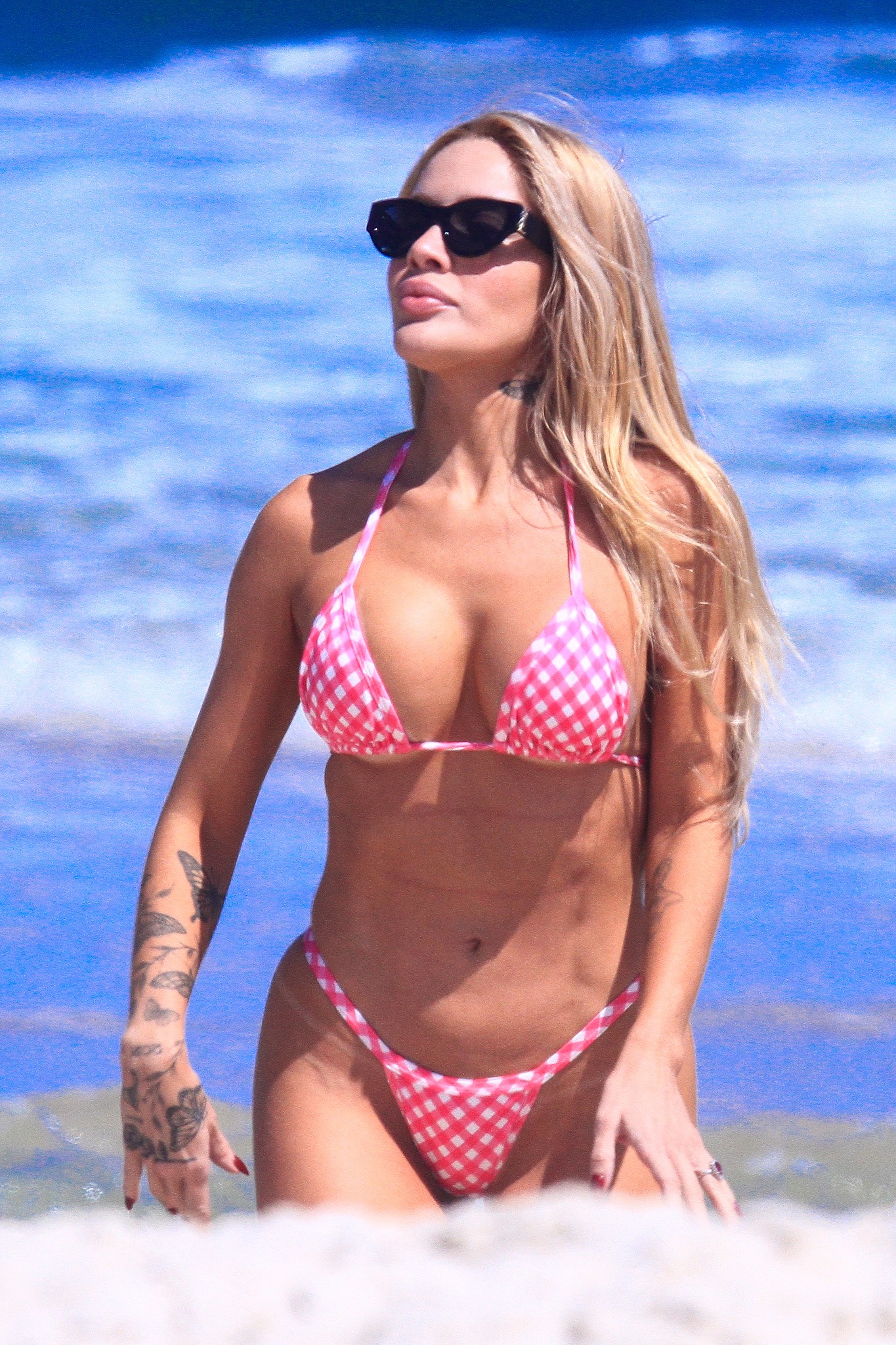 Karoline Lima curte praia no dia do aniversário