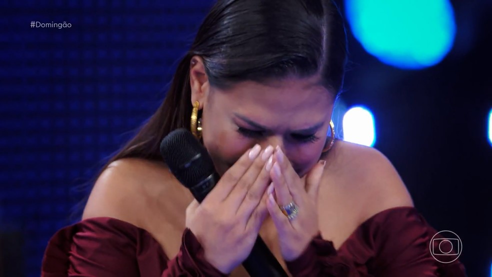 Simone Mendes cai no choro no palco do Domingão com Huck — Foto: Globo