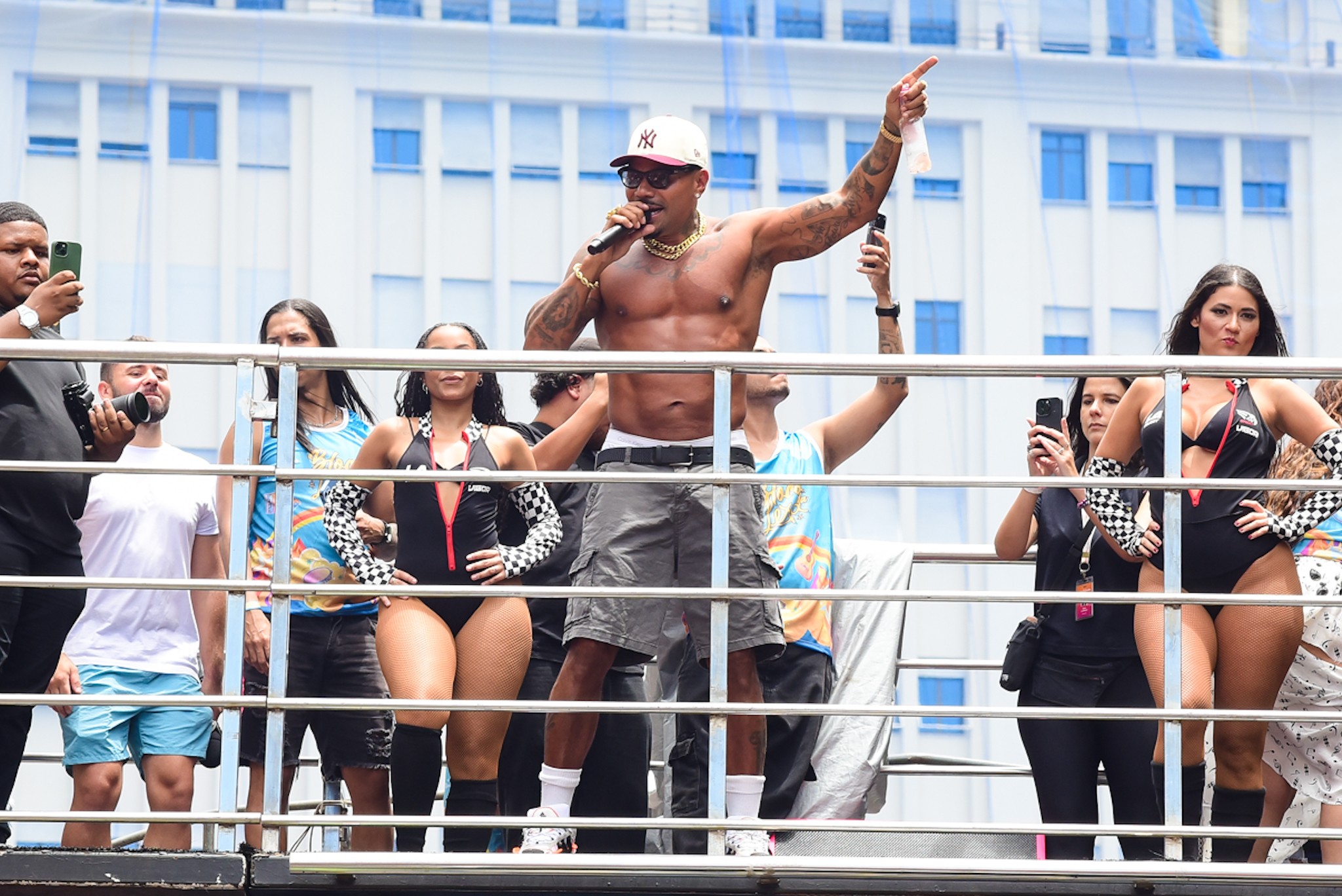 Após perder 20kg, Naldo Benny exibe abdômen definido durante show no Bloco da Lexa