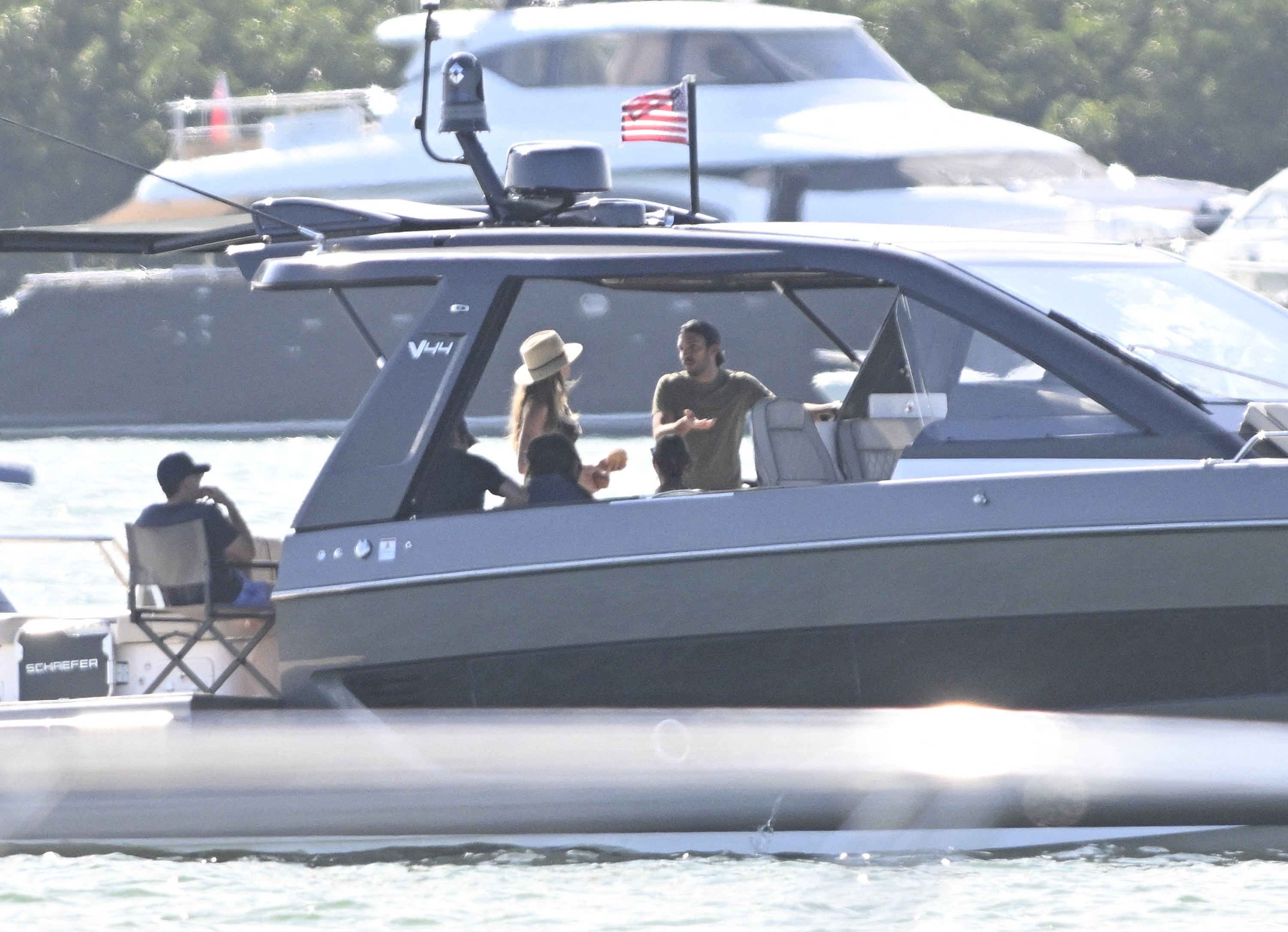 Gisele Bündchen curte passeio de iate com namorado e amigos em Miami