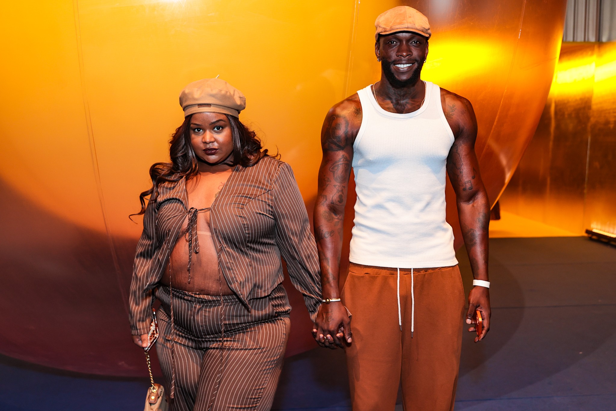 Após perder 60 Kg, MC Carol ousa com decote e de barriga de fora no Rio Fashion Week: 'Me sentindo'