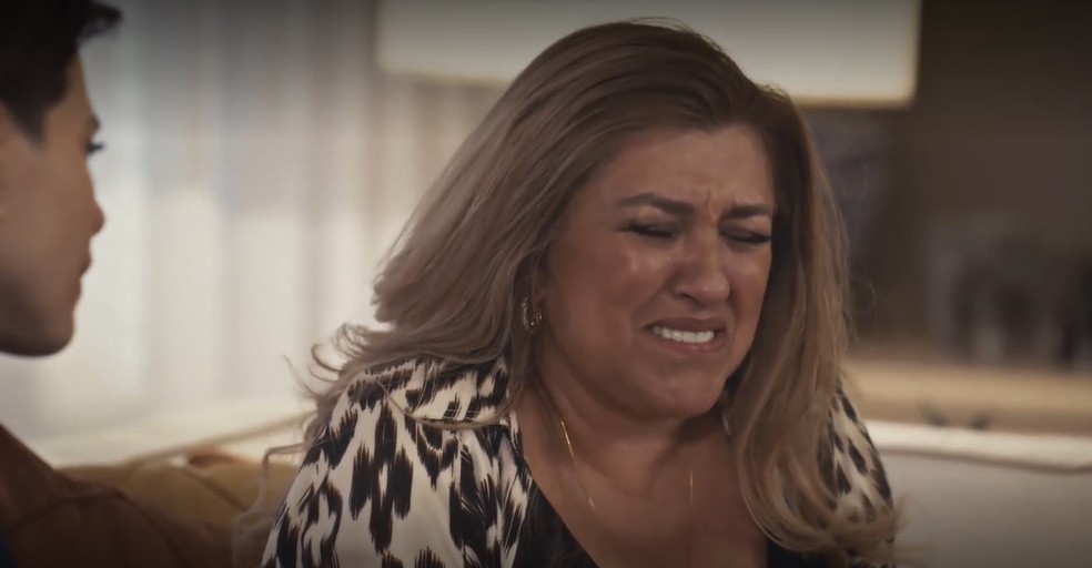 Zoé (Regina Casé) pede dinheiro para Vanessa (Letícia Colin) depois de ter a luz cortada em casa, em Todas as Flores — Foto: Globo