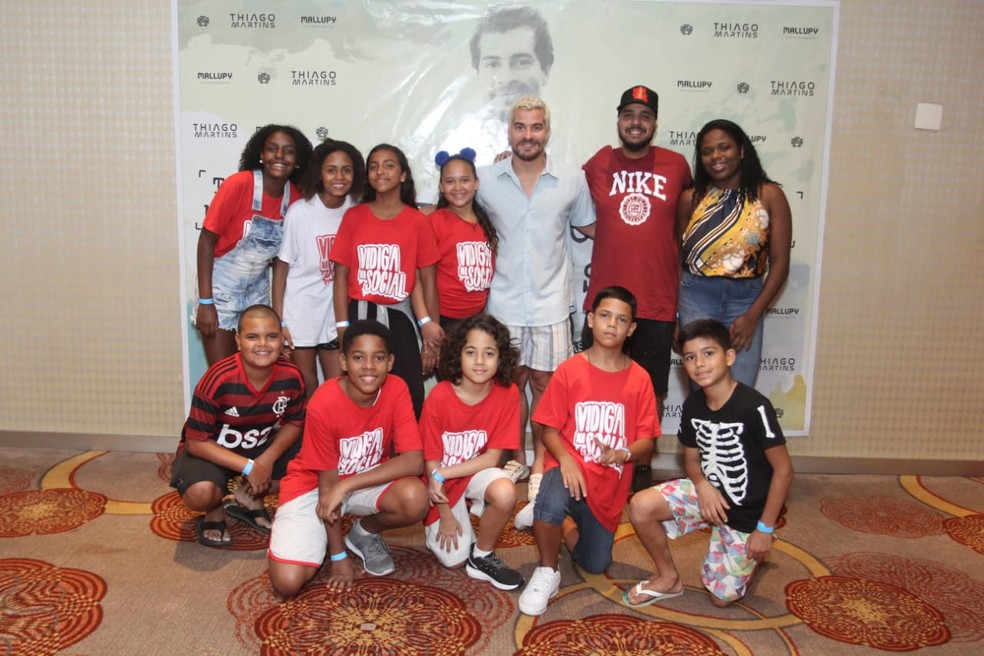 Thiago Martins posa com as crianças e jovens do projeto Nós do Morro — Foto: Divulgação