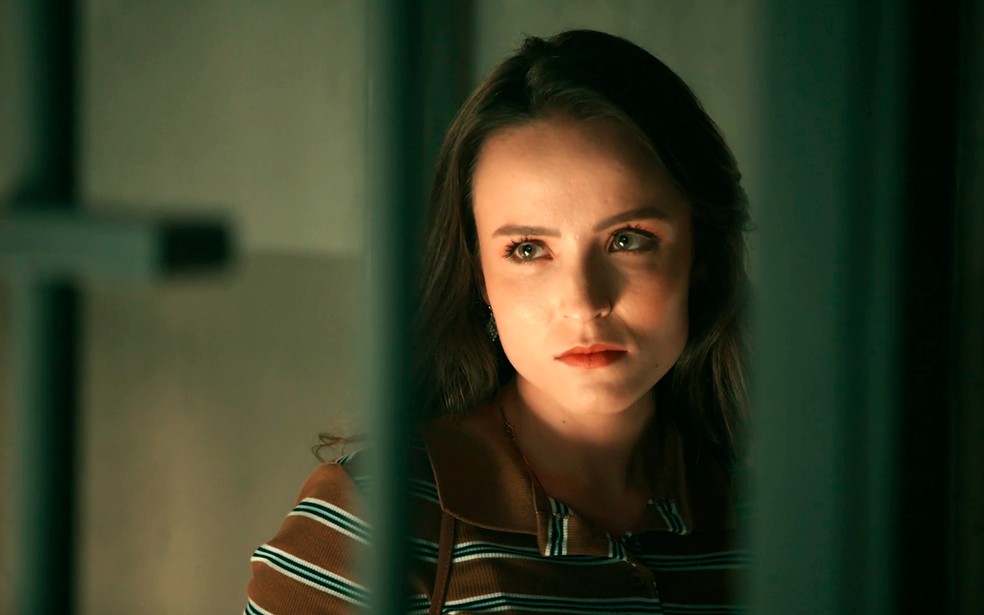 Estela (Larissa Manoela) visita Ernesto (Eriberto Leão) na prisão em Êta Mundo Melhor! — Foto: Globo