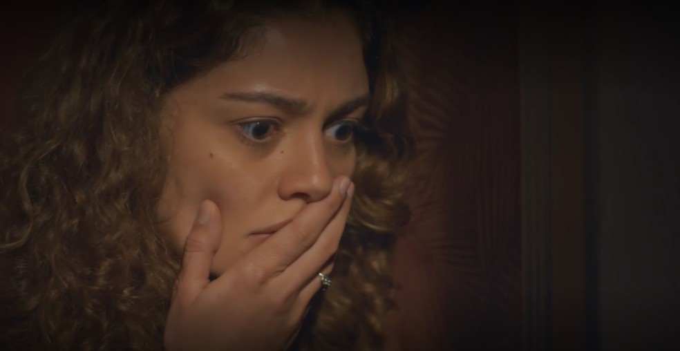 Em Todas as Flores, Maíra se choca com a conversa entre Galo e Zoé — Foto: Globo