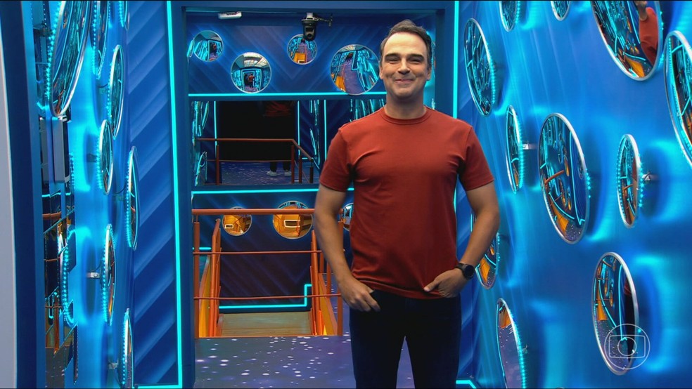 Tadeu Schmidt mostra detalhes da casa do BBB 25