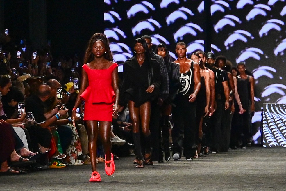 Títi estreia como modelo no Rio Fashion Week — Foto: Marcelo Sá Barretto / Agnews