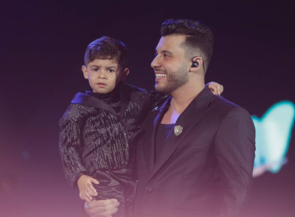 Murilo Huff sobre com Leo, su filho com Marilia Mendonça, ao palco — Foto: Van Campos/AgNews