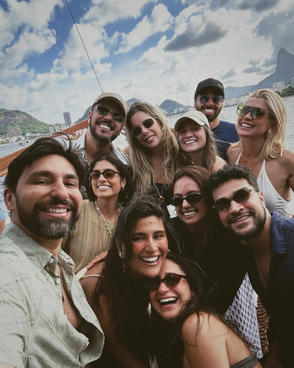 Flávia Alessandra posa com Giulia Costa e amigos — Foto: Reprodução/Instagram