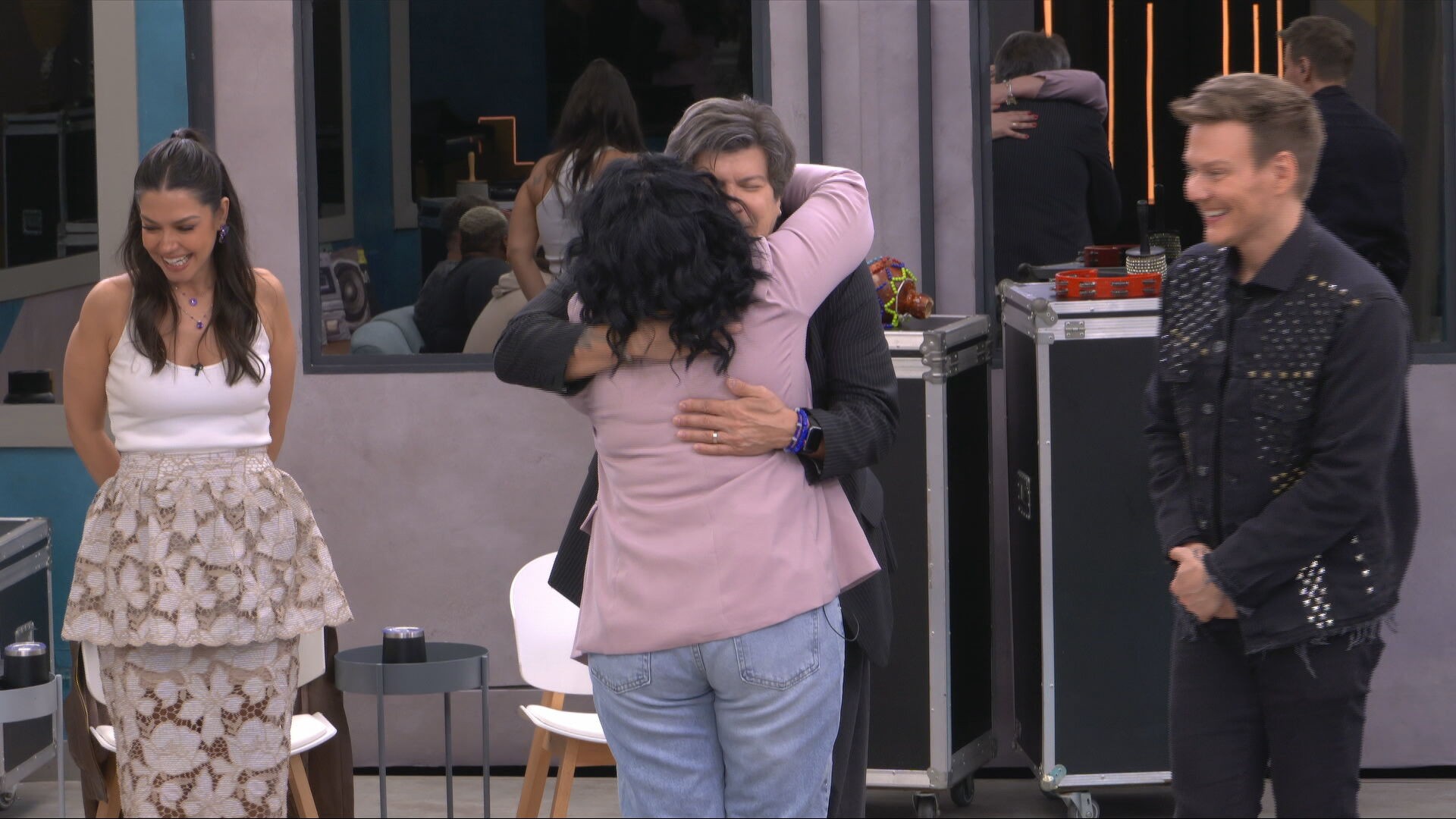 No Estrela da Casa, mãe de Hanii 'tieta' Paulo Ricardo e pede abraço