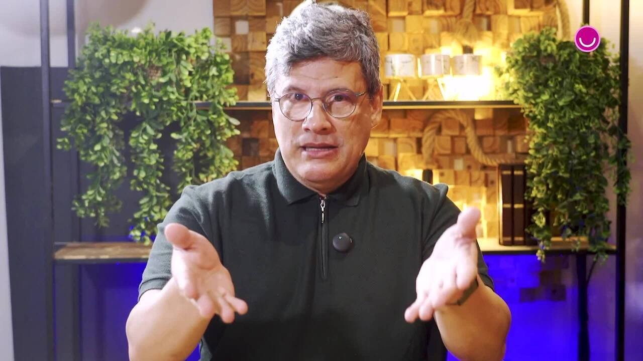 Du Moscovis tem uma conversa olho no olho com a plateia do teatro