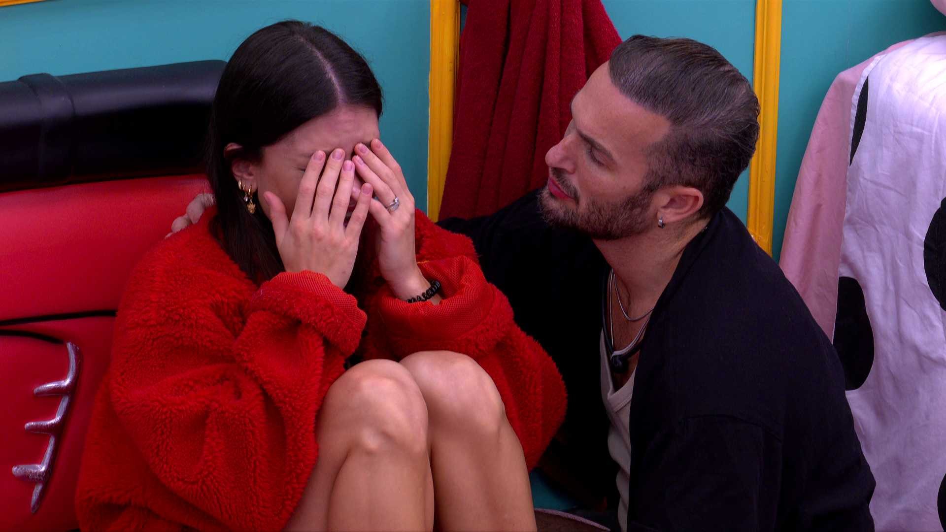 Vitória Strada chora no BBB 25 e é consolada por Diego Hypolito