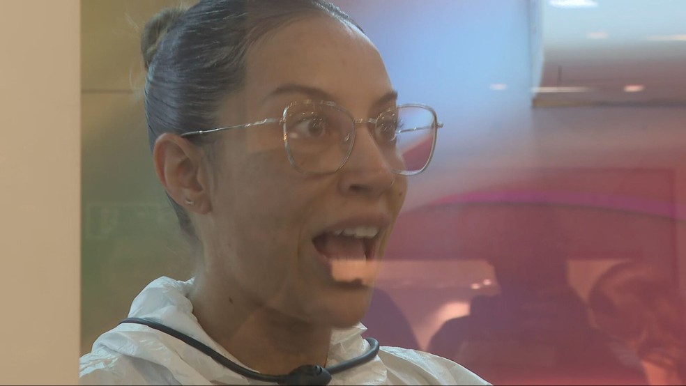 Renata recebe fofocas do BBB 25 — Foto: Globo