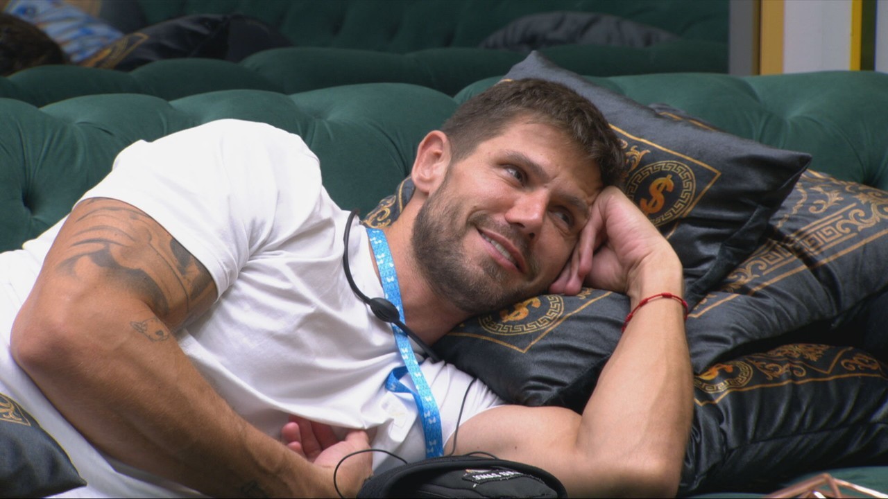 Jonas cogita ser indicado ao Barrado no Baile por Samira, que diz: 'Talvez eu mude de ideia'