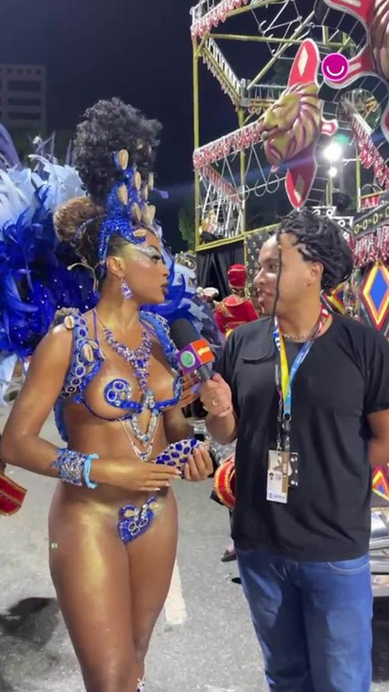 Lumena Aleluia estreia na Sapucaí e mostra passinho para testar tapa-sexo