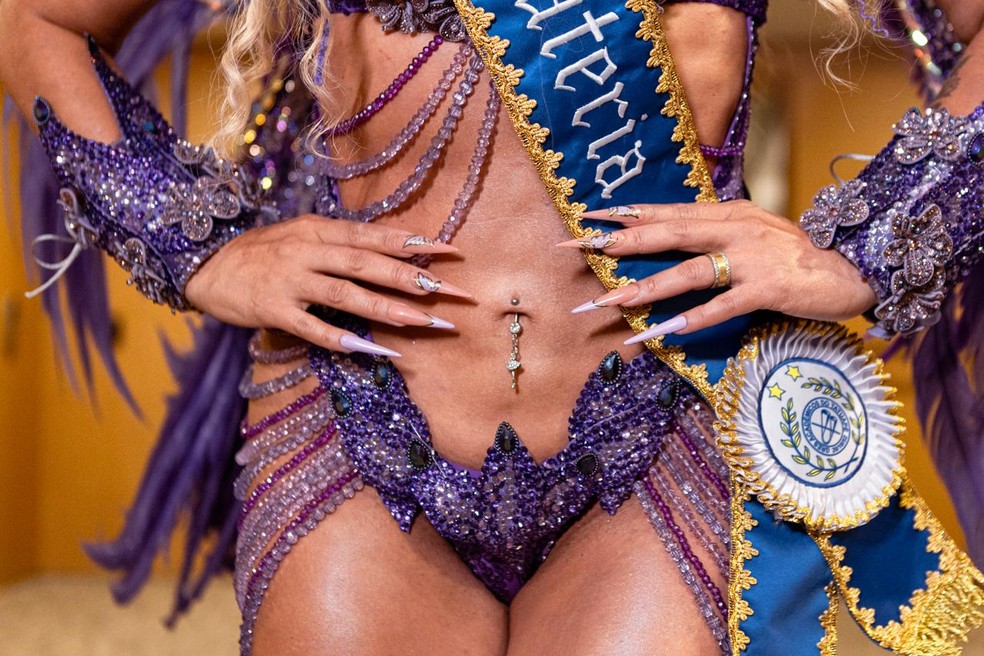Wanessa Félix, musa da bateria do Tatuapé, tirou 4 costelas para