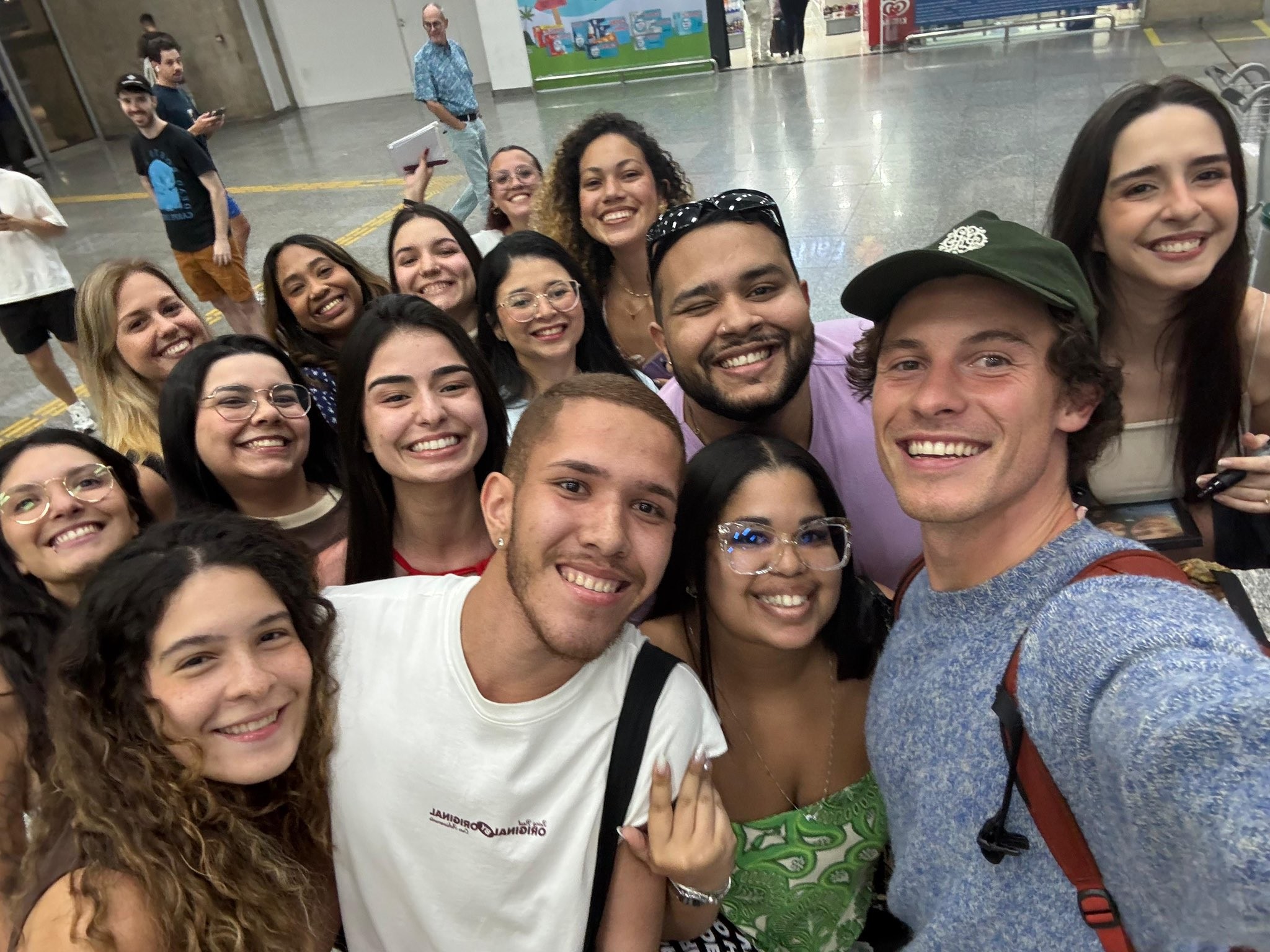 Shawn Mendes volta ao Rio de Janeiro após temporada em Salvador fala português com fãs; assista