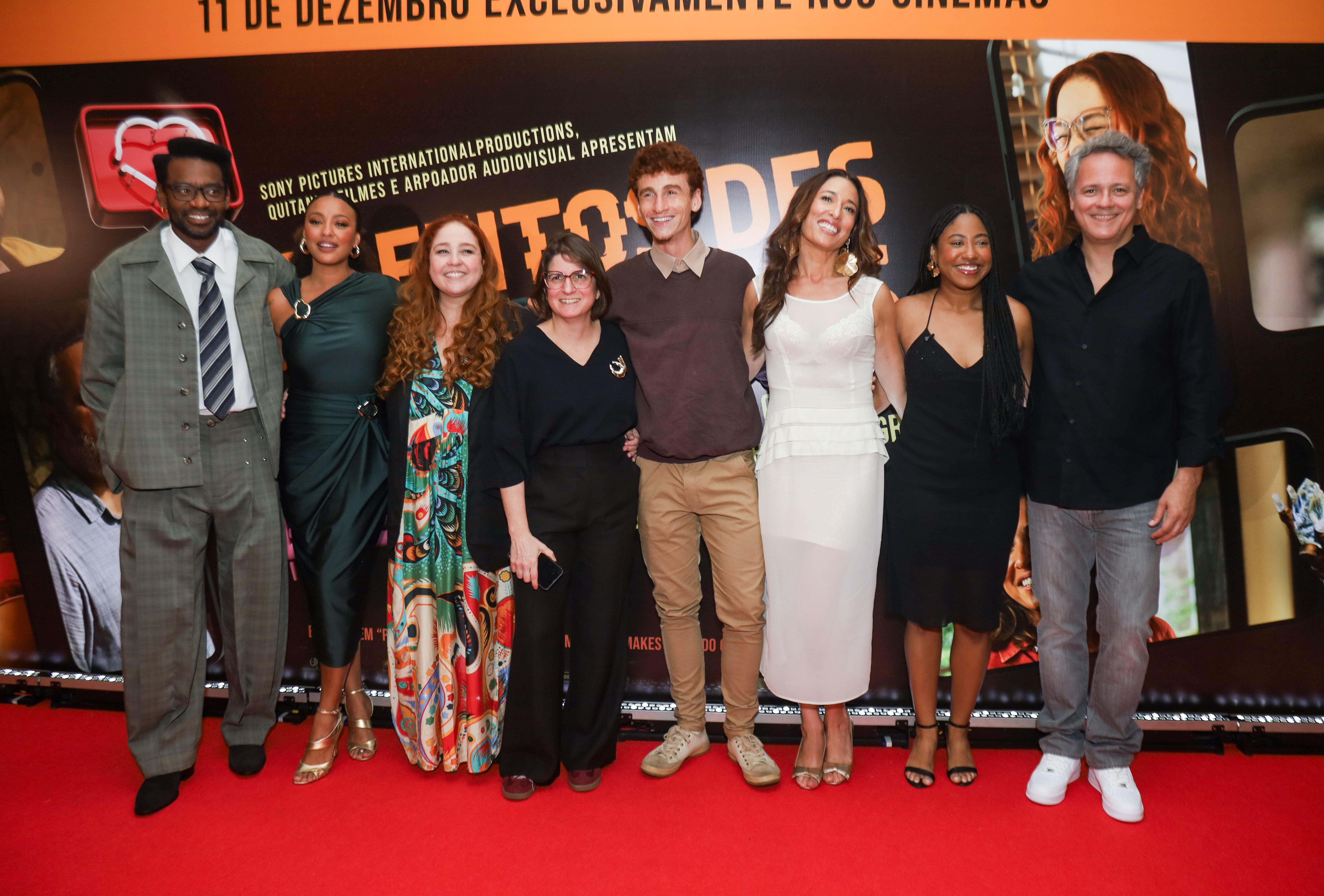 Famosos chegam para pré-estreia de filme em São Paulo