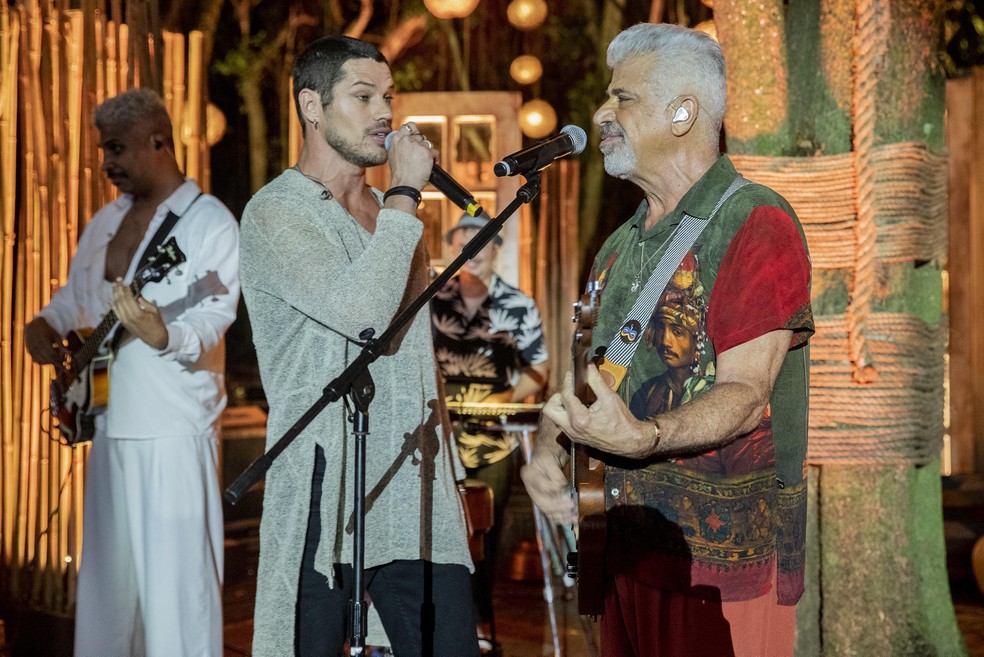 Lulu Santos canta com Lui em homenagem à Dora em Vai na Fé — Foto: Globo/Fábio Rocha