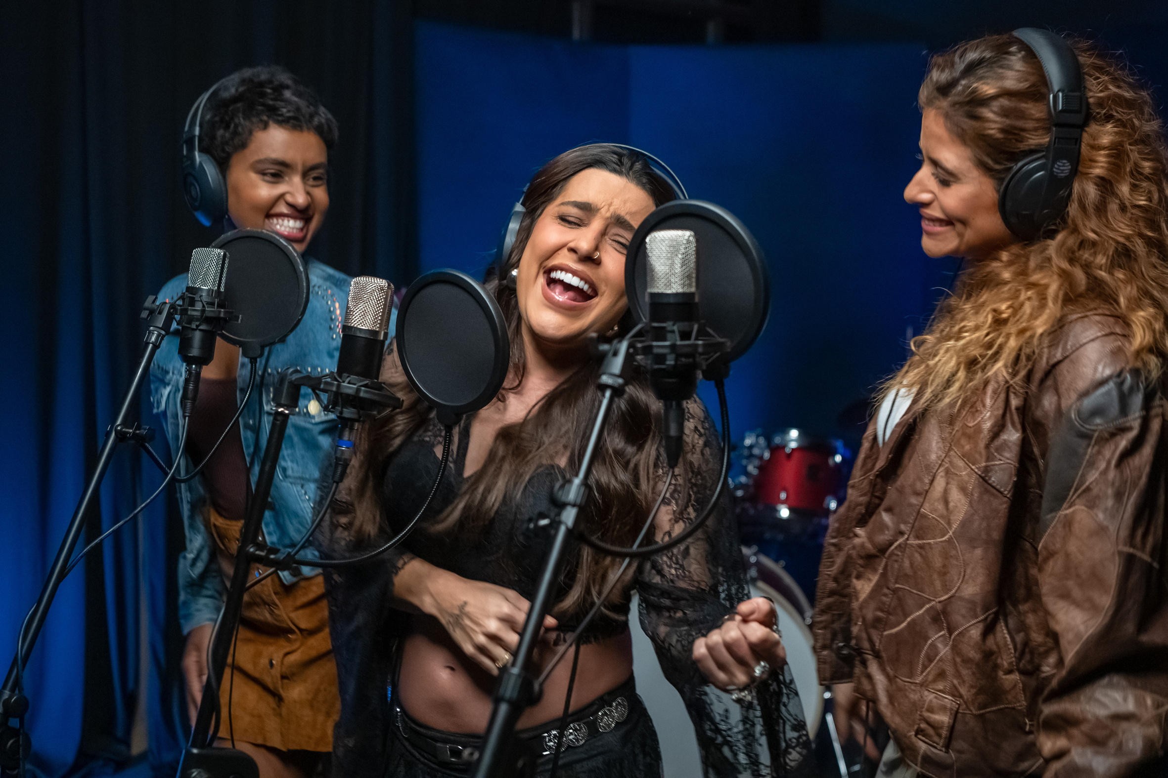 Lauana Prado lança música com Agrado & Eduarda, personagens de Coração Acelerado