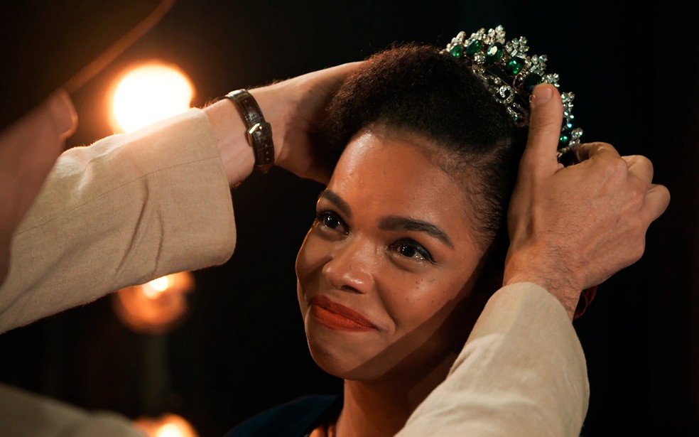 Dita (Jeniffer Nascimento) terá uma grande surpresa ao ser eleita Rainha da Rádio em Êta Mundo Melhor! — Foto: Globo