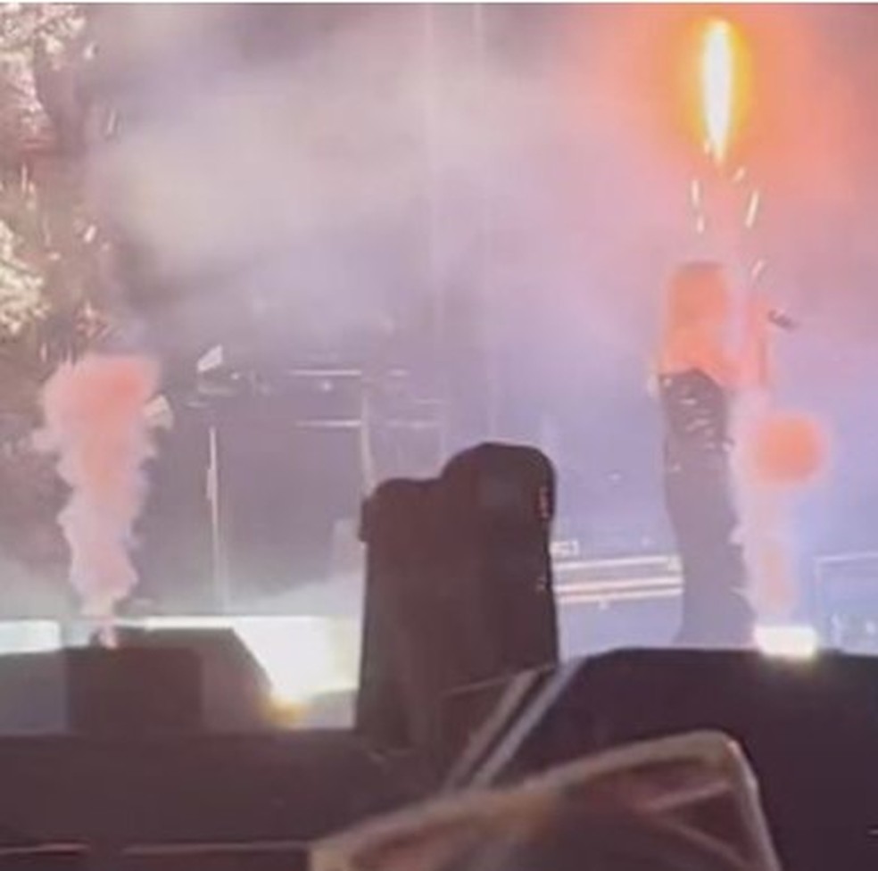 Ellie Goulding quase foi atingida por fogos de artifícios no palco — Foto: Reprodução