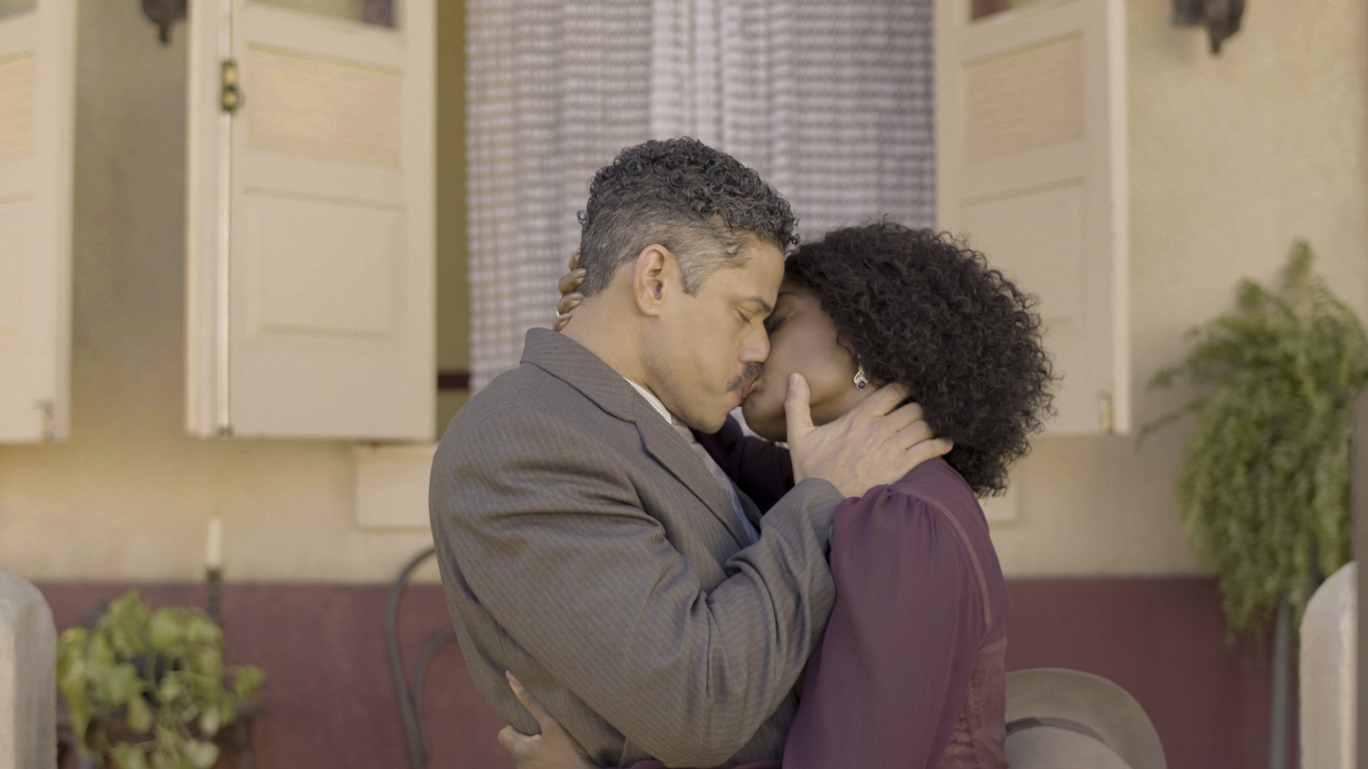 Onildo e Niara compartilham beijo inesperado na novela A Nobreza do Amor