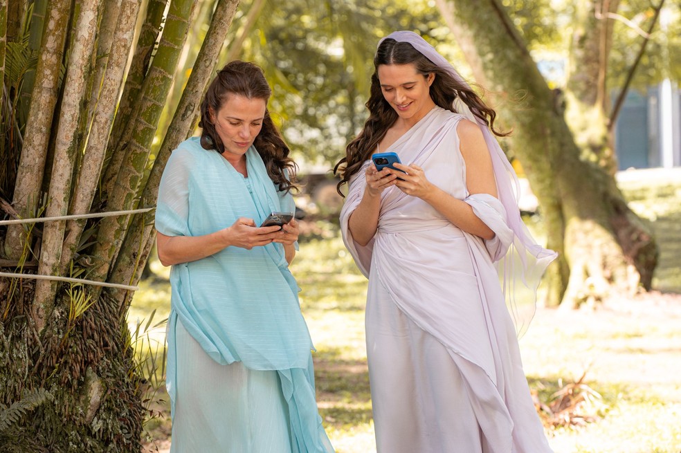 Natallia Rodrigues e Juliana Paiva no intervalo da filmagem de 'Emmanuel' — Foto: gshow/Ellen Soares
