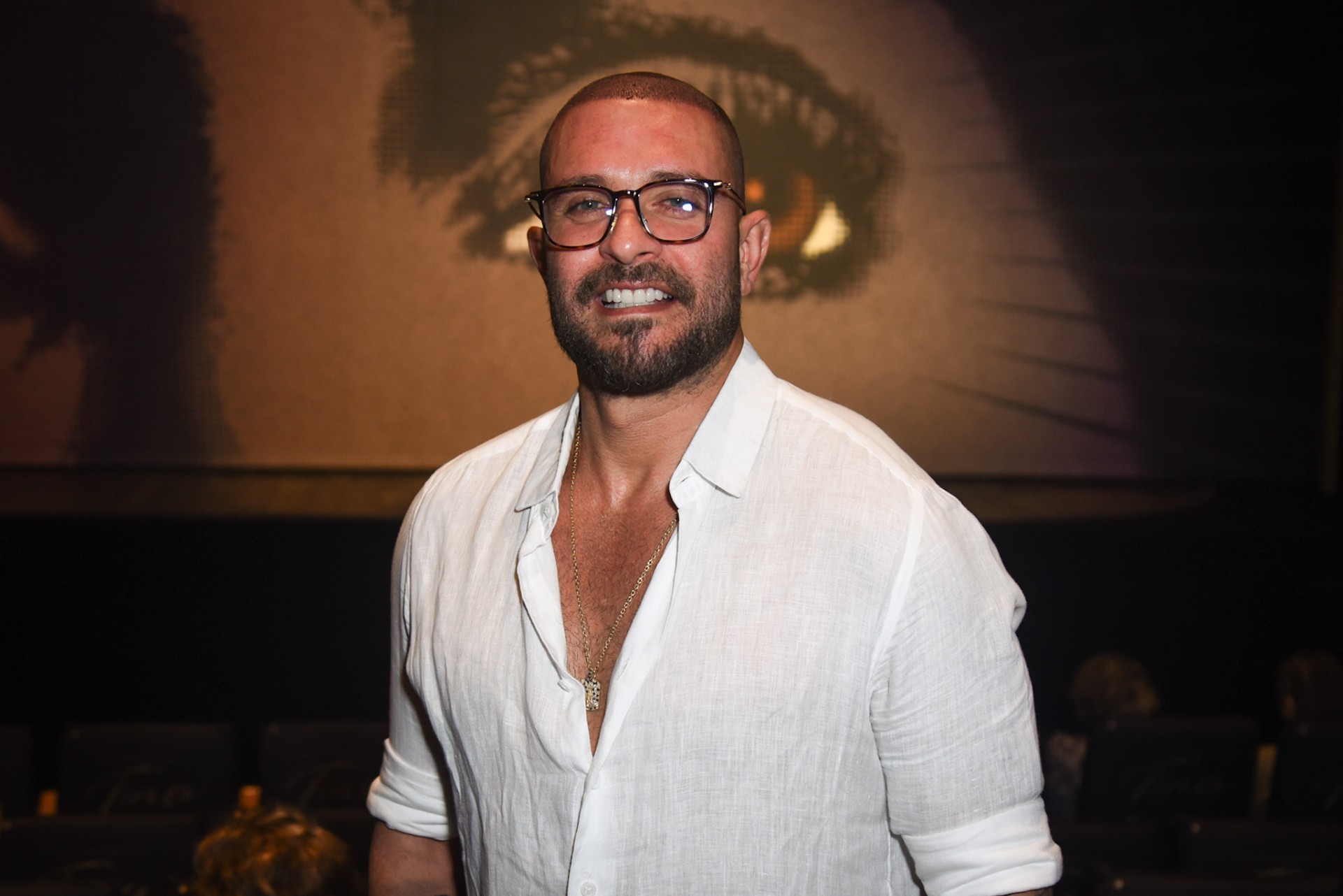 Após mudança de visual, Diogo Nogueira prestigia musical em São Paulo