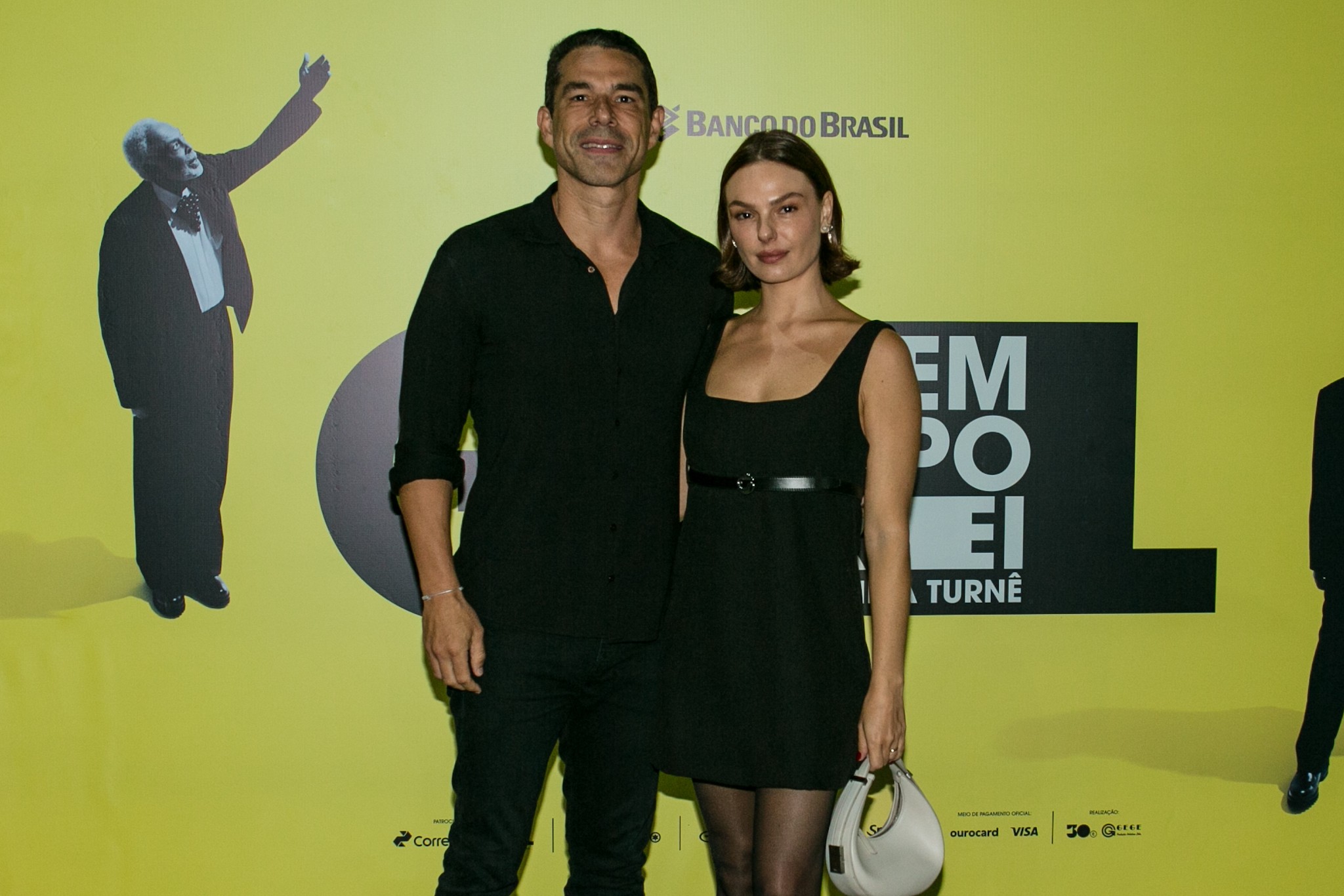 Prestes a se casarem, Isis Valverde e Marcus Buaiz prestigiam show de Gilberto Gil