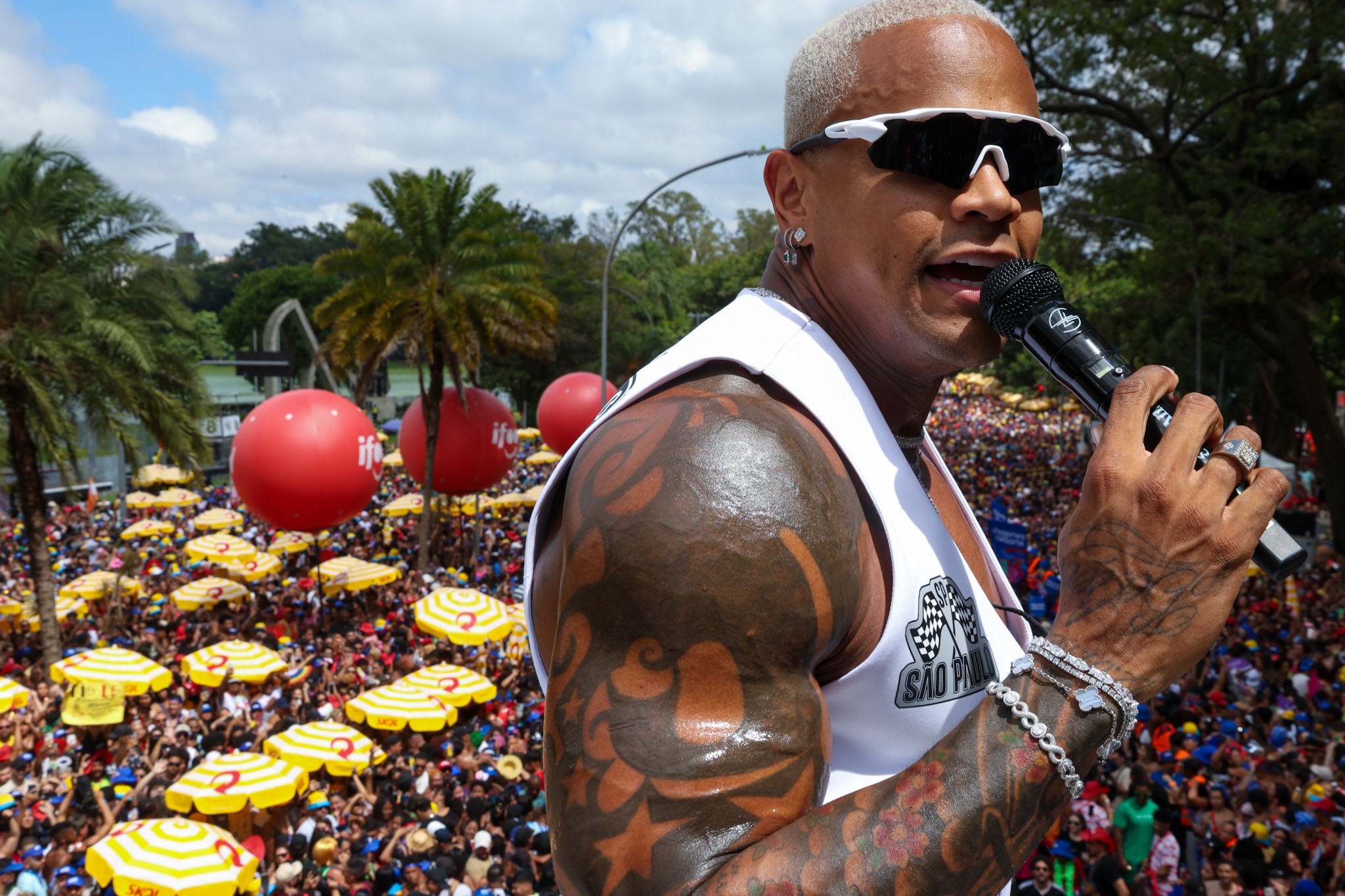 Léo Santana exibe treino pesado para recuperar peso pós-Carnaval: 'Bora buscar os 14 kg perdidos'