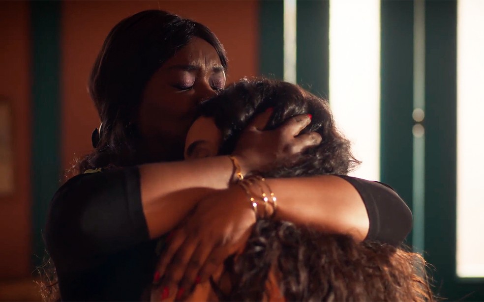 Maria Navalha surta após resultado negativo de DNA entre Luna e Preciosa em Fuzuê — Foto: Globo