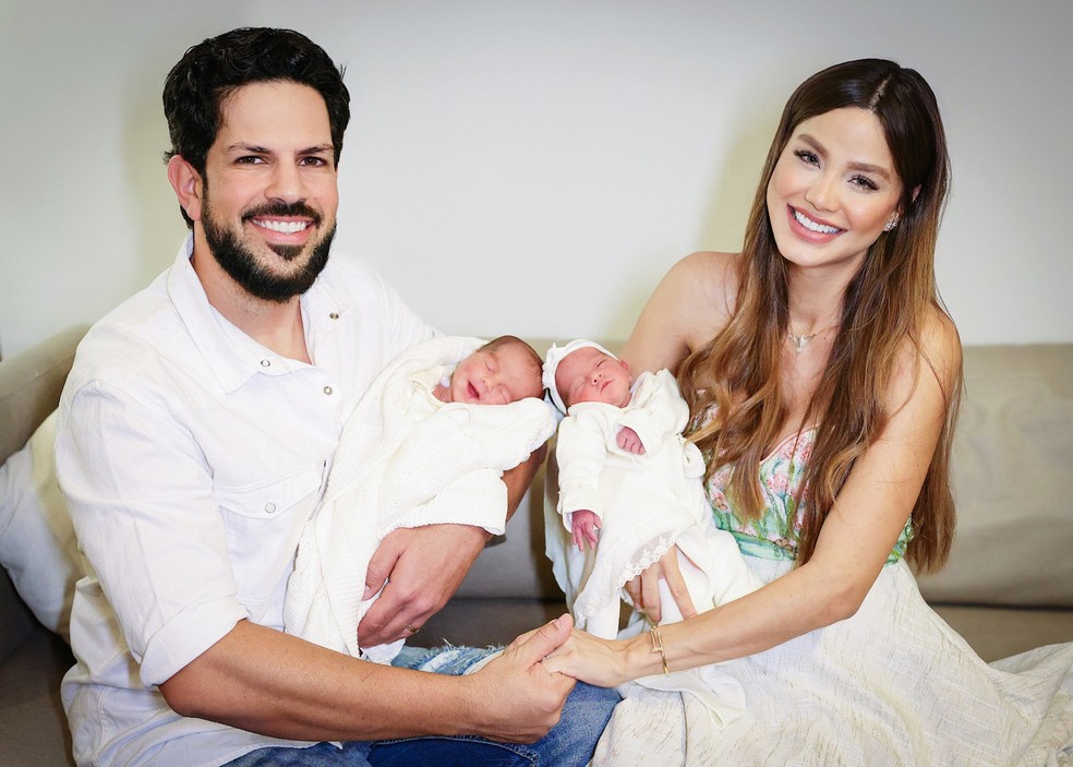 Sorocaba e Biah Rodrigues com os gêmeos — Foto: Manuela Scarpa/Brazil News