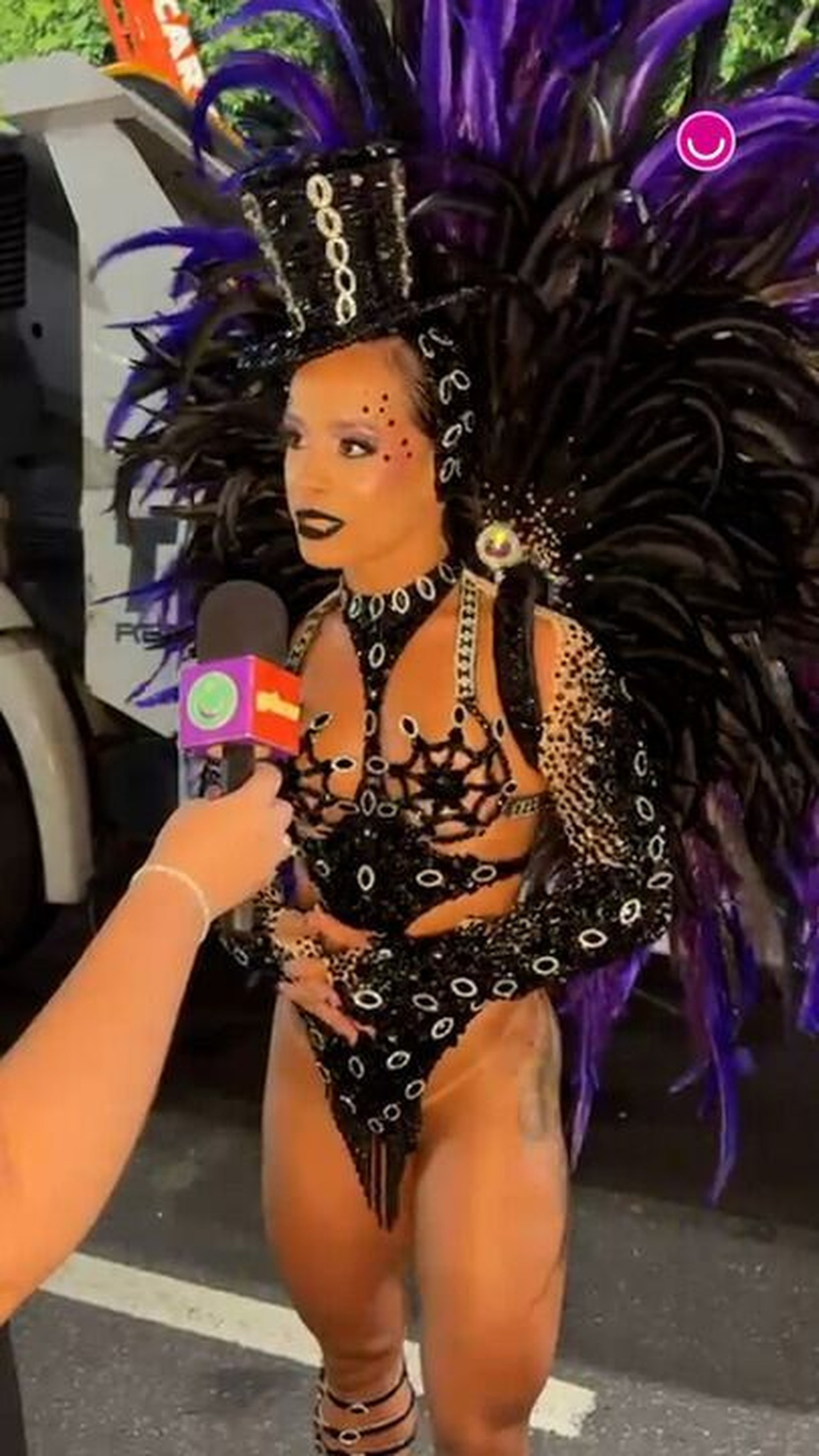 Com fantasia ultracavada, musa da Em Cima da Hora revela truque para não 'mostrar demais'; veja vídeo