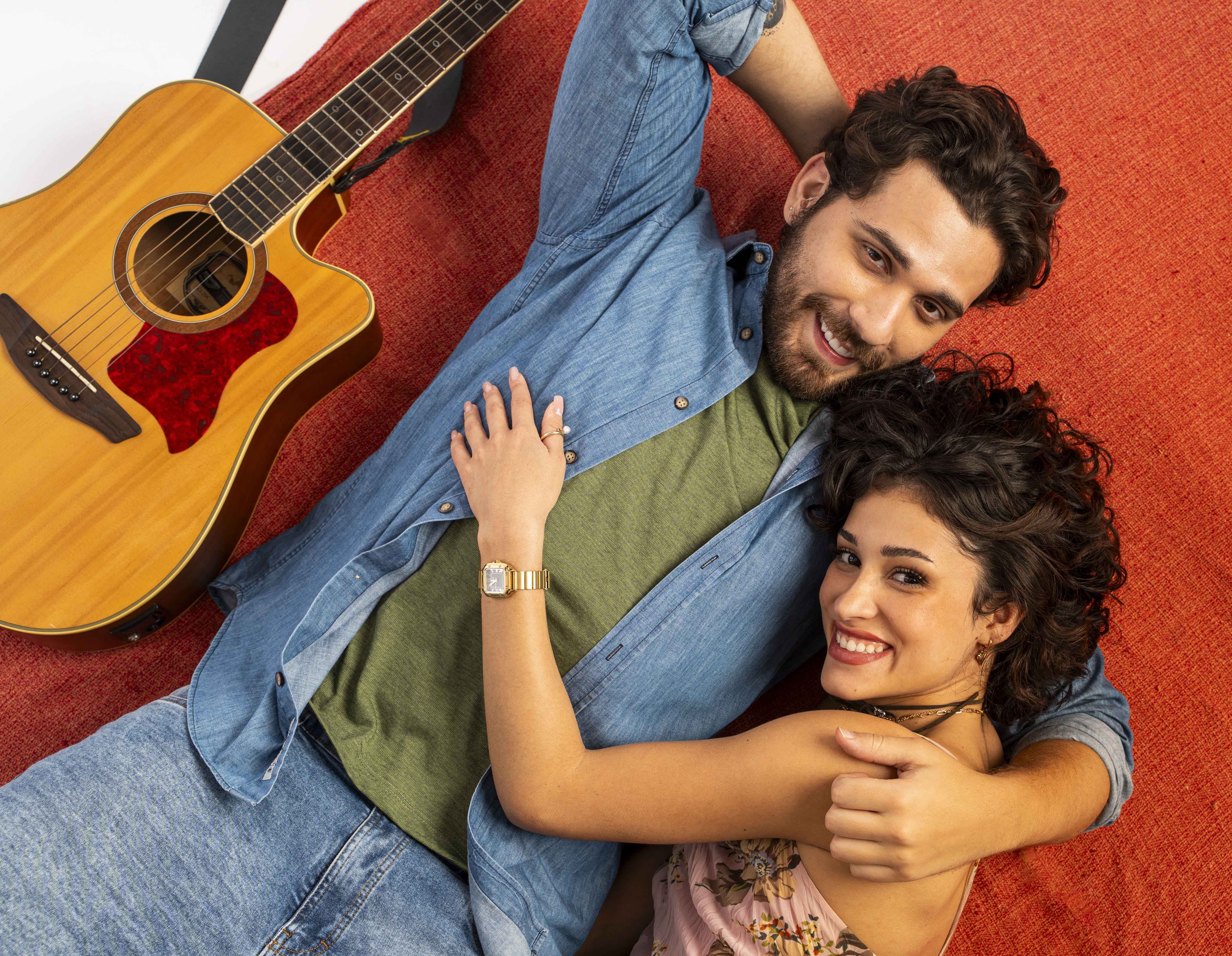 Gustavo Mioto brinca com 'título' de galã e fala de cenas ousadas em novelinha: 'Foi muito estranho'