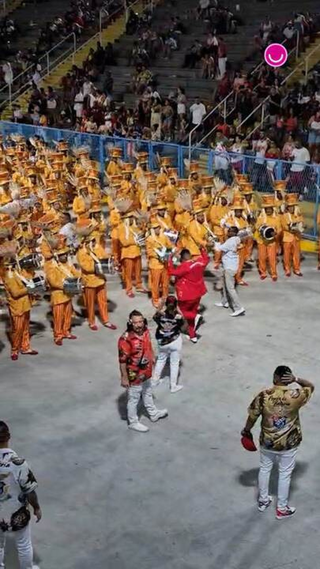 União da Ilha entra na avenida sem Gracyanne Barbosa, que chega atrasada