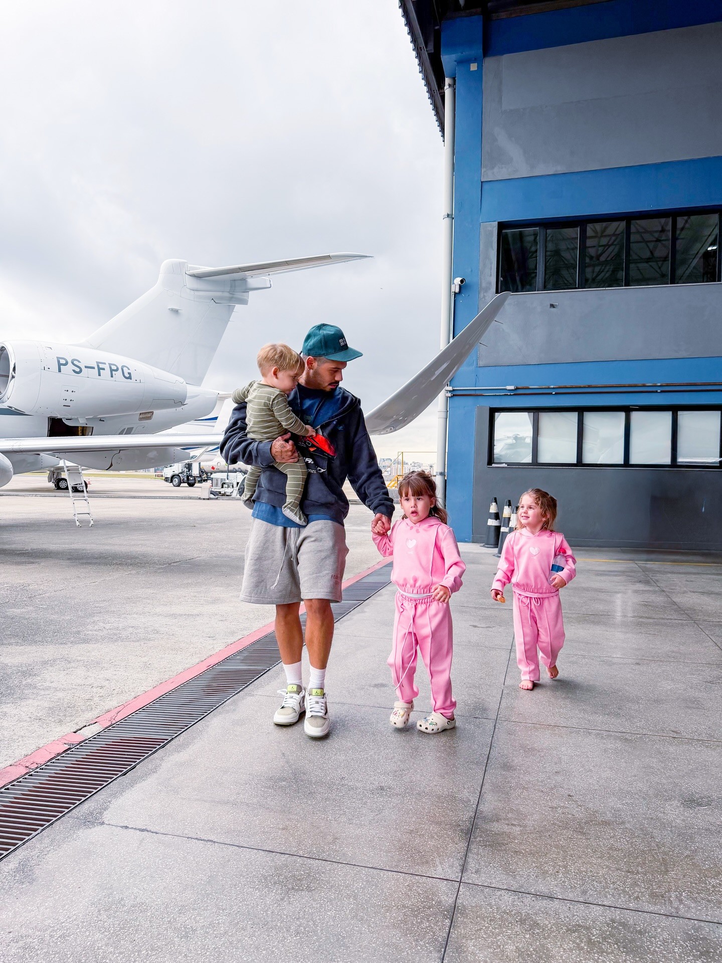 Zé Felipe abre álbum de fotos ao lado dos filhos e se declara aos pequenos: 'Muito abençoado'