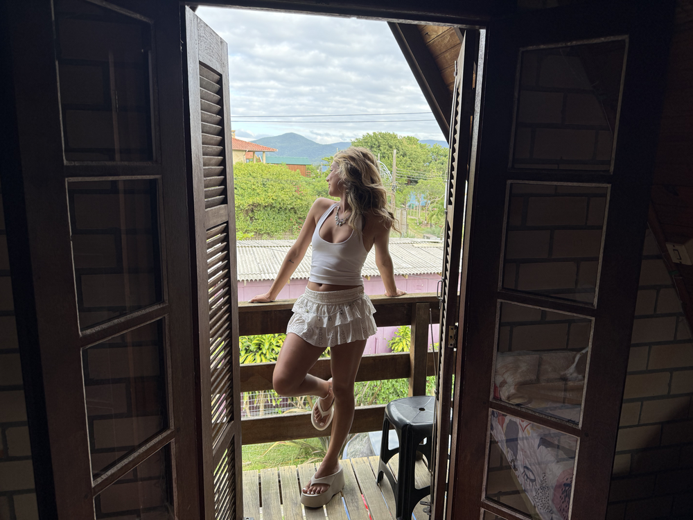 Samira Sagr mora há 5 anos na Praia do Rosa, Santa Catarina — participante do BBB 26.