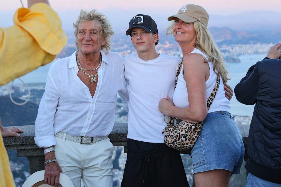 Rod Stweart visita o Cristo Redentor, no Rio, acompanhado da família