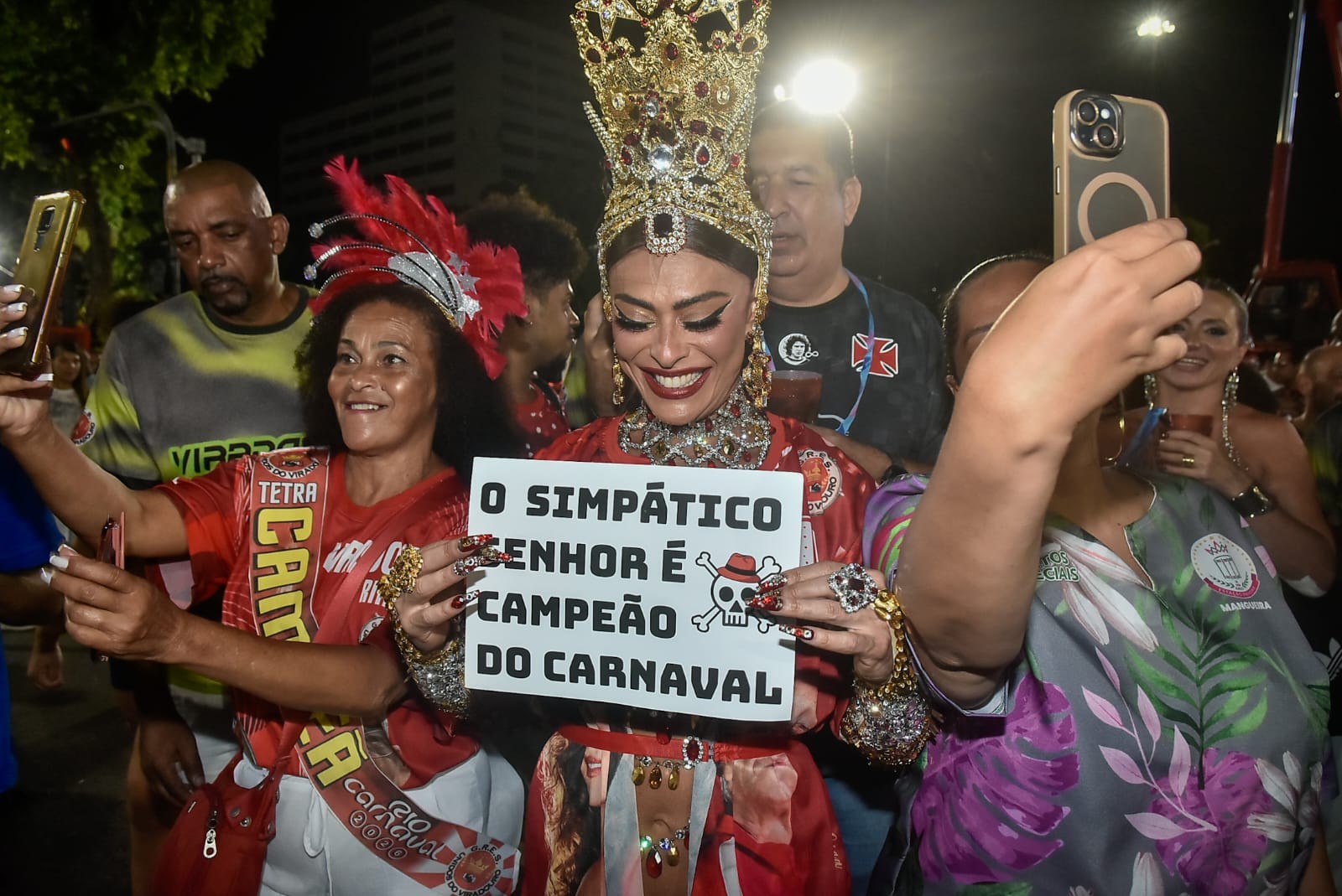 Juliana Paes chora no Desfile das Campeãs e carrega plaquinha em homenagem a Ciça